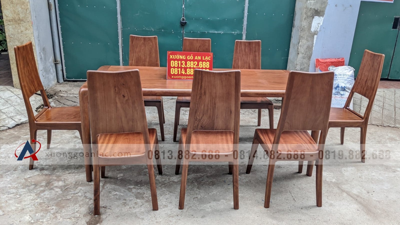 Bộ bàn ăn bo góc gỗ gõ đỏ 8 ghế trơn phun màu giả óc chó (Anh Thủy, Sơn La) 22 bàn ghế ăn gỗ gõ đỏ cao cấp