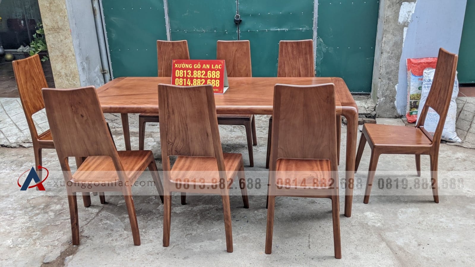 Bộ bàn ăn bo góc gỗ gõ đỏ 8 ghế trơn phun màu giả óc chó (Anh Thủy, Sơn La) 10 Bộ bàn ăn bo góc gỗ gõ đỏ 8 ghế trơn phun màu giả óc chó (Anh Thủy, Sơn La) - Ảnh 10