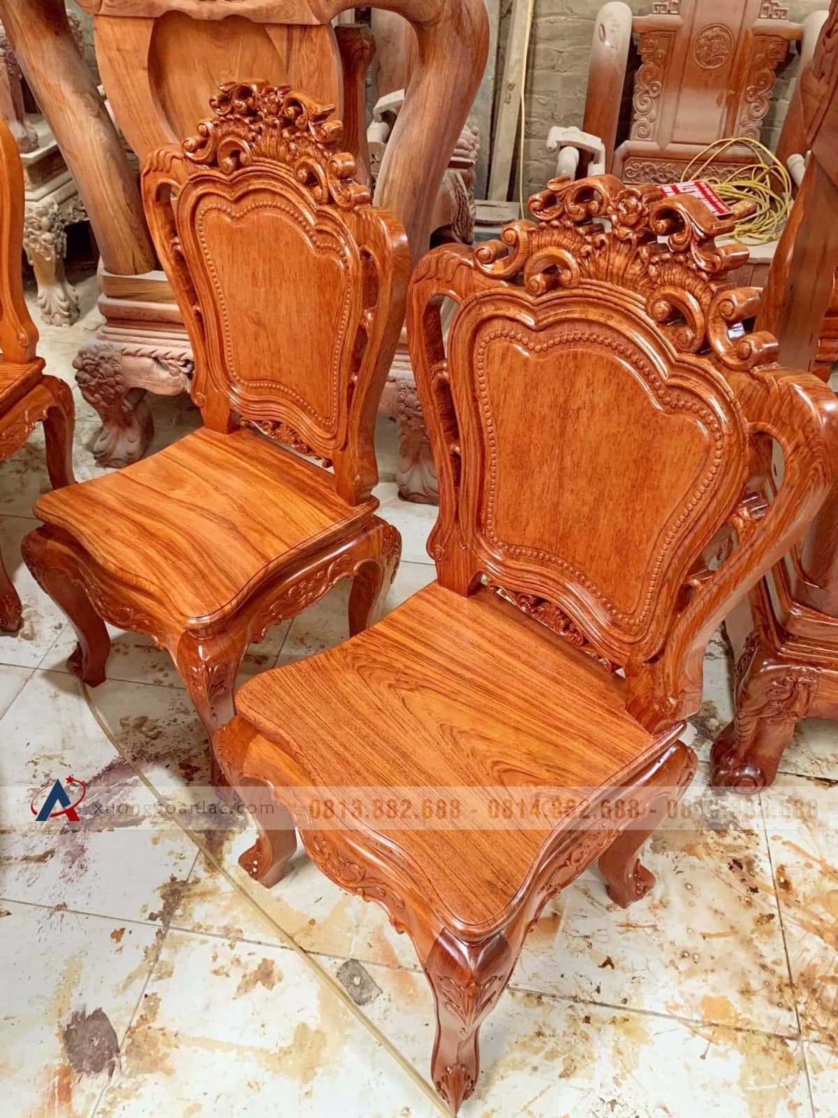 Bộ bàn ăn tròn 8 ghế hoa lá tây gỗ hương đá (Anh Mẫn, Đà Nẵng) 4 ghế Louis hoa lá tây gỗ hương đá