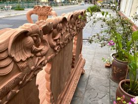 Mặt sau của ghế đơn quốc voi cũng được chạm khắc