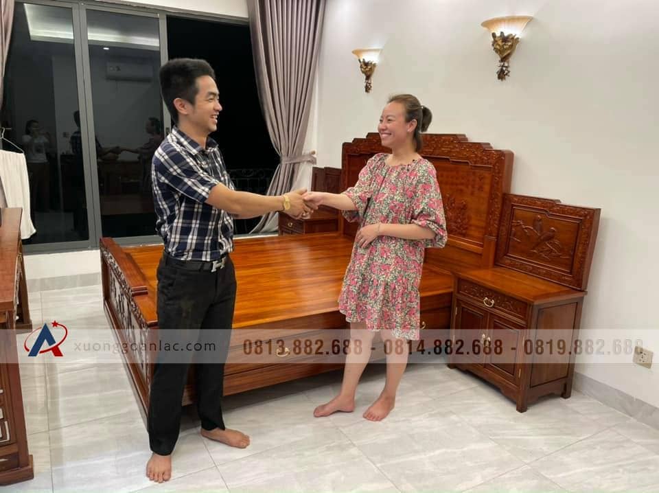 Bàn giao giường phu thê viên mãn gỗ gõ đỏ 1m8x2m 6 Mẫu giường phu thê viên mãn gỗ gõ đỏ 1m8x2m