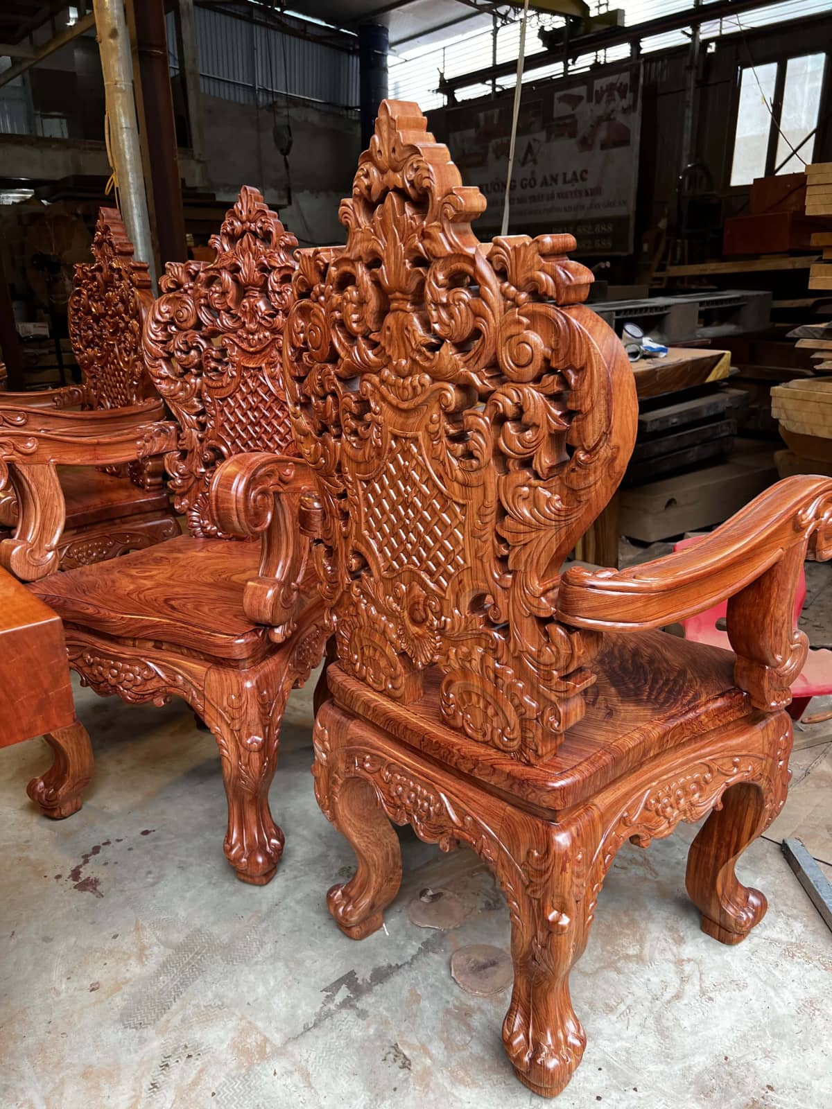 2 bộ bàn ăn nguyên khối 6 ghế hoàng gia vip gỗ hương đá (Anh Tuệ, Hà Tĩnh) 18 lưng ghế đục hoa lá