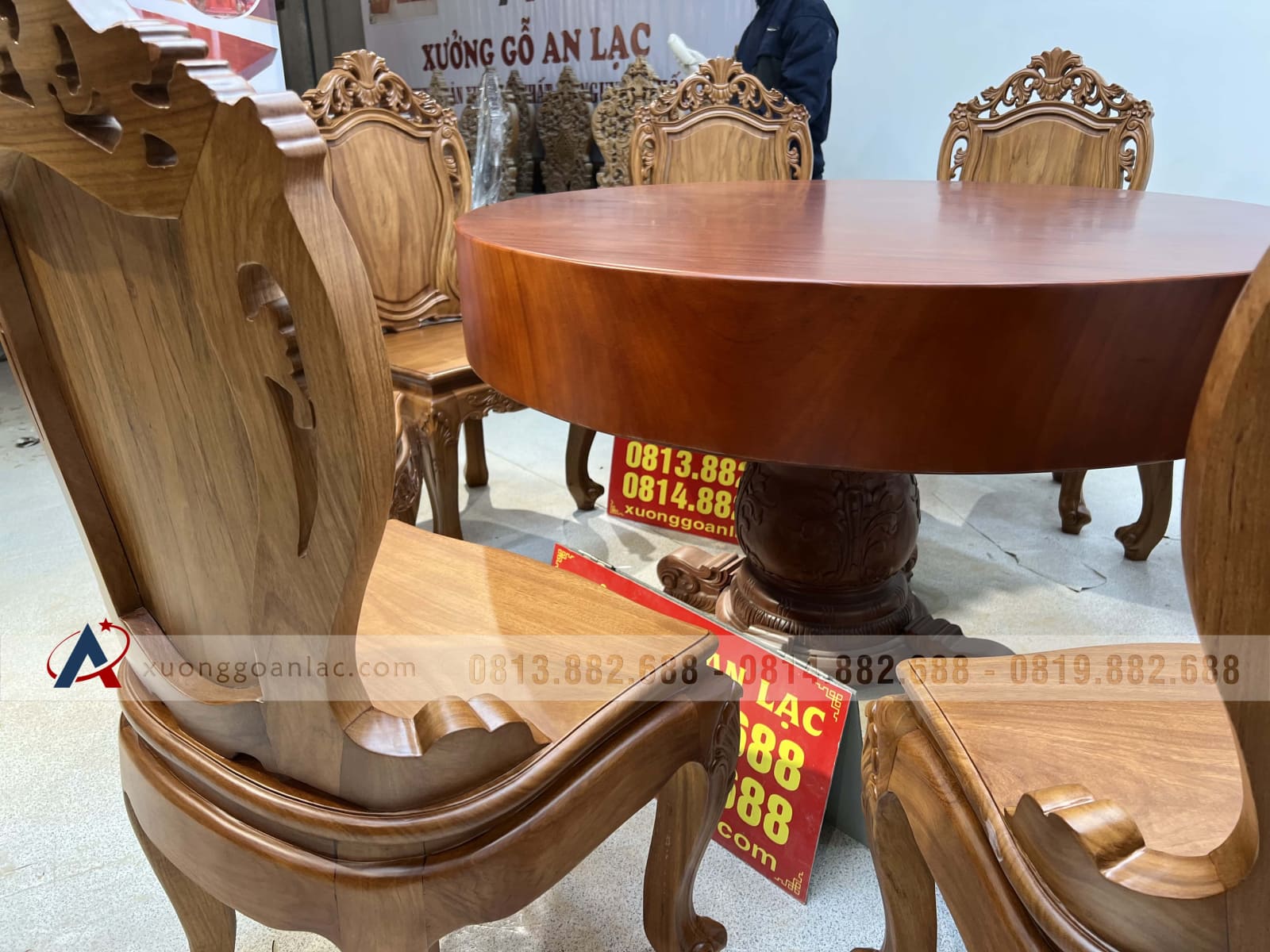 Bộ bàn ăn tròn gõ đỏ nguyên khối 8 ghế louis có tay (Chú Hùng, Hải Dương) 24 bàn ăn nguyên khối chân trụ