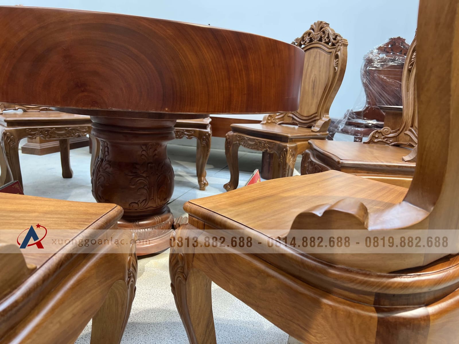 Bộ bàn ăn tròn gõ đỏ nguyên khối 8 ghế louis có tay (Chú Hùng, Hải Dương) 9 bàn ăn gỗ gõ đỏ nguyên khối