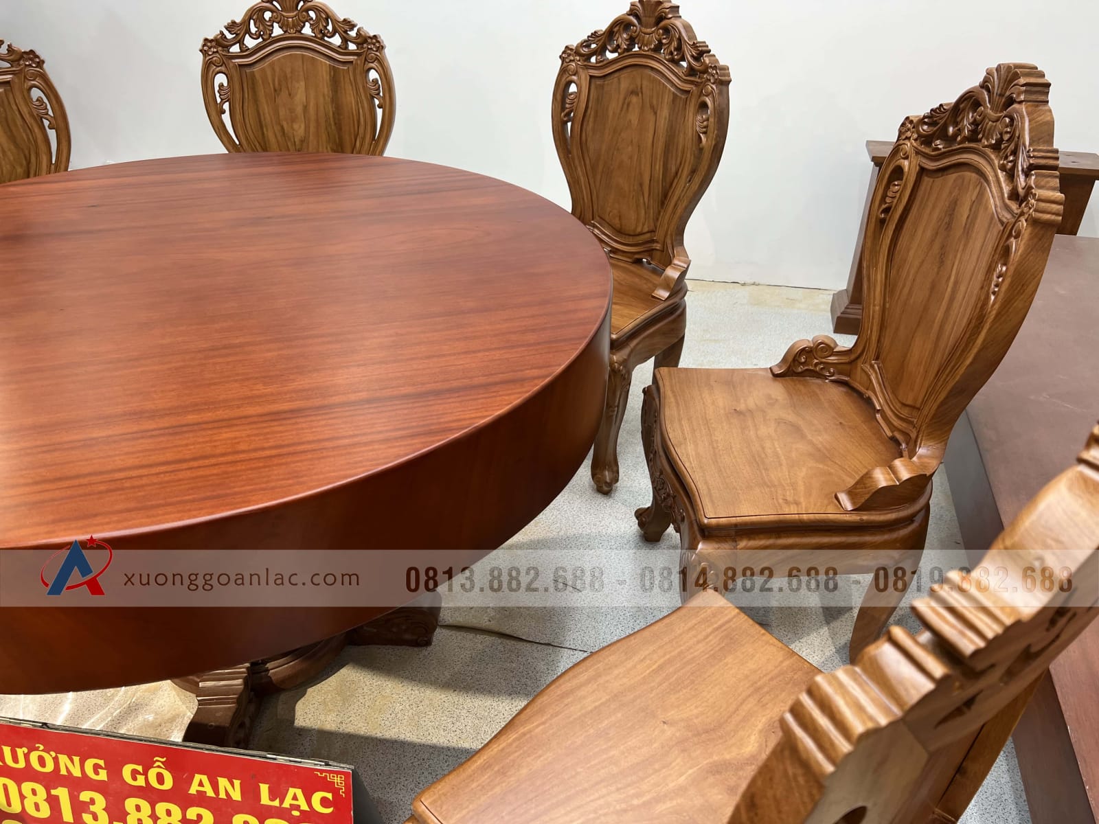 Bộ bàn ăn tròn gõ đỏ nguyên khối 8 ghế louis có tay (Chú Hùng, Hải Dương) 10 Bộ bàn ăn tròn gõ đỏ nguyên khối 8 ghế louis có tay (Chú Hùng, Hải Dương) - Ảnh 10