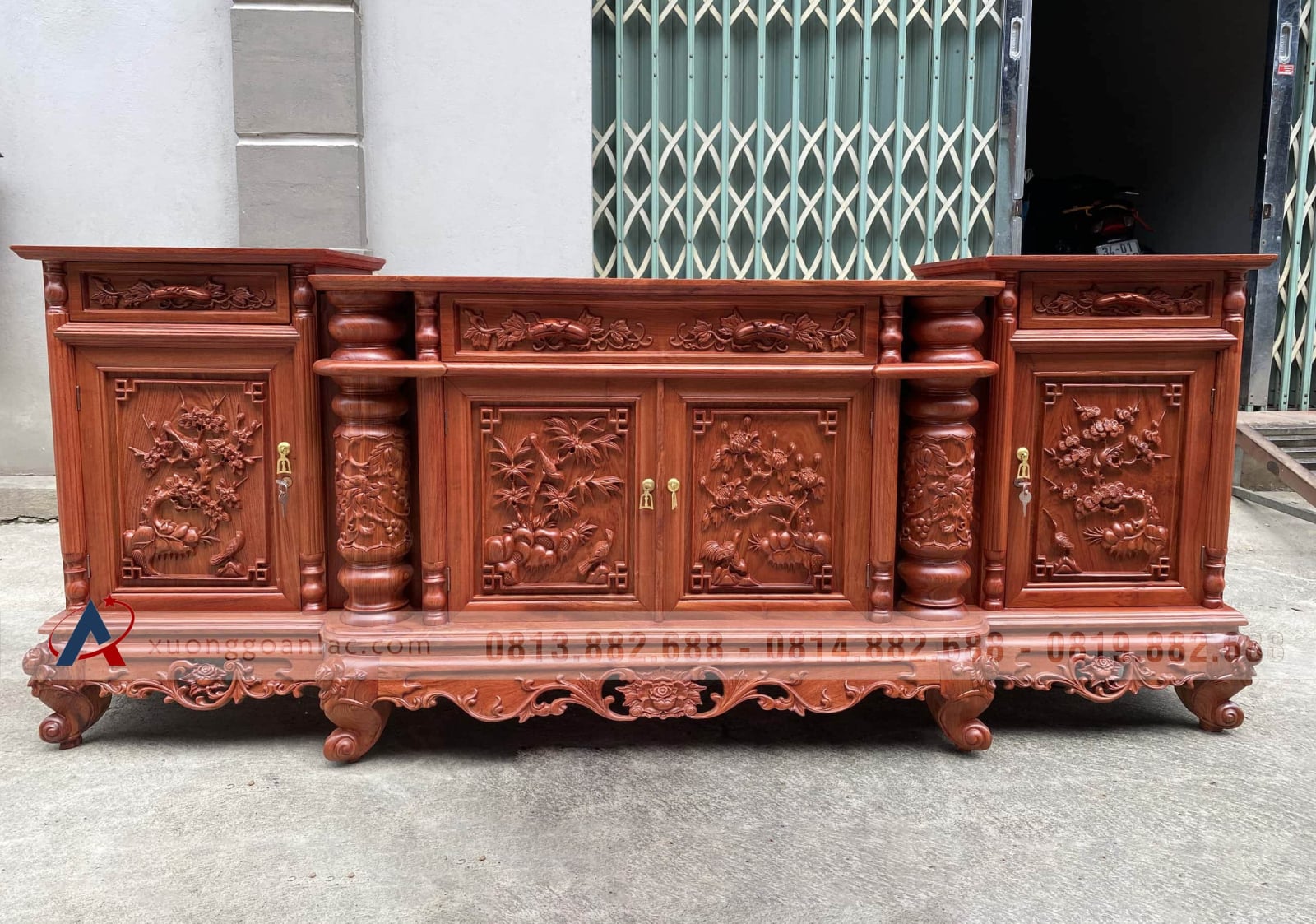 Kệ tivi cột nho con sóc gỗ hương 1m97 (anh Thành, Bắc Giang) 1 Kệ tivi cột nho con sóc gỗ hương 1m97