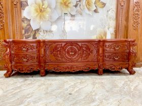 Chất liệu : Gỗ gõ đỏ cao cấp lựa vân Màu sắc: Phun PU phủ bóng nhiều lớp Kích thước : Dài 2m37 cao 81cm sâu 47cm Mặt liền 5cm Đục tay họa tiết hoa lá tây tinh xảo phong cách louis hoàng gia