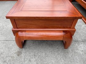 sofa phòng khách chân đùi gà