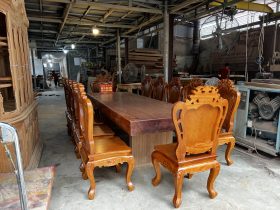 Bộ bàn ăn nguyên khối 300x99x15cm và 12 ghế louis siêu vip (Anh Trường, Khánh Hòa) 10 bàn ăn nguyên khối gỗ gõ đỏ cao cấp