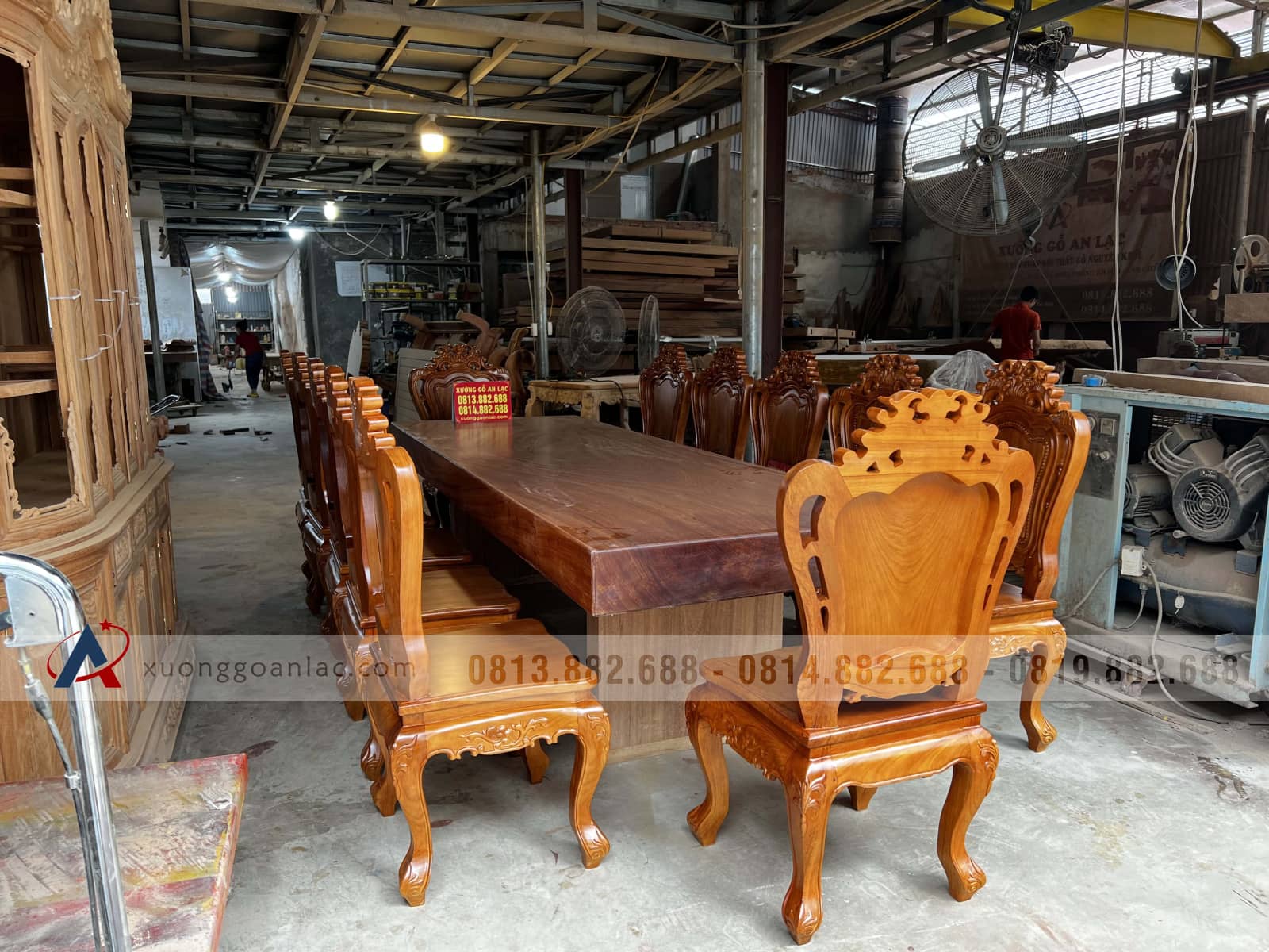 Bộ bàn ăn nguyên khối 300x99x15cm và 12 ghế louis siêu vip (Anh Trường, Khánh Hòa) 21 bàn ăn nguyên khối gỗ gõ đỏ cao cấp