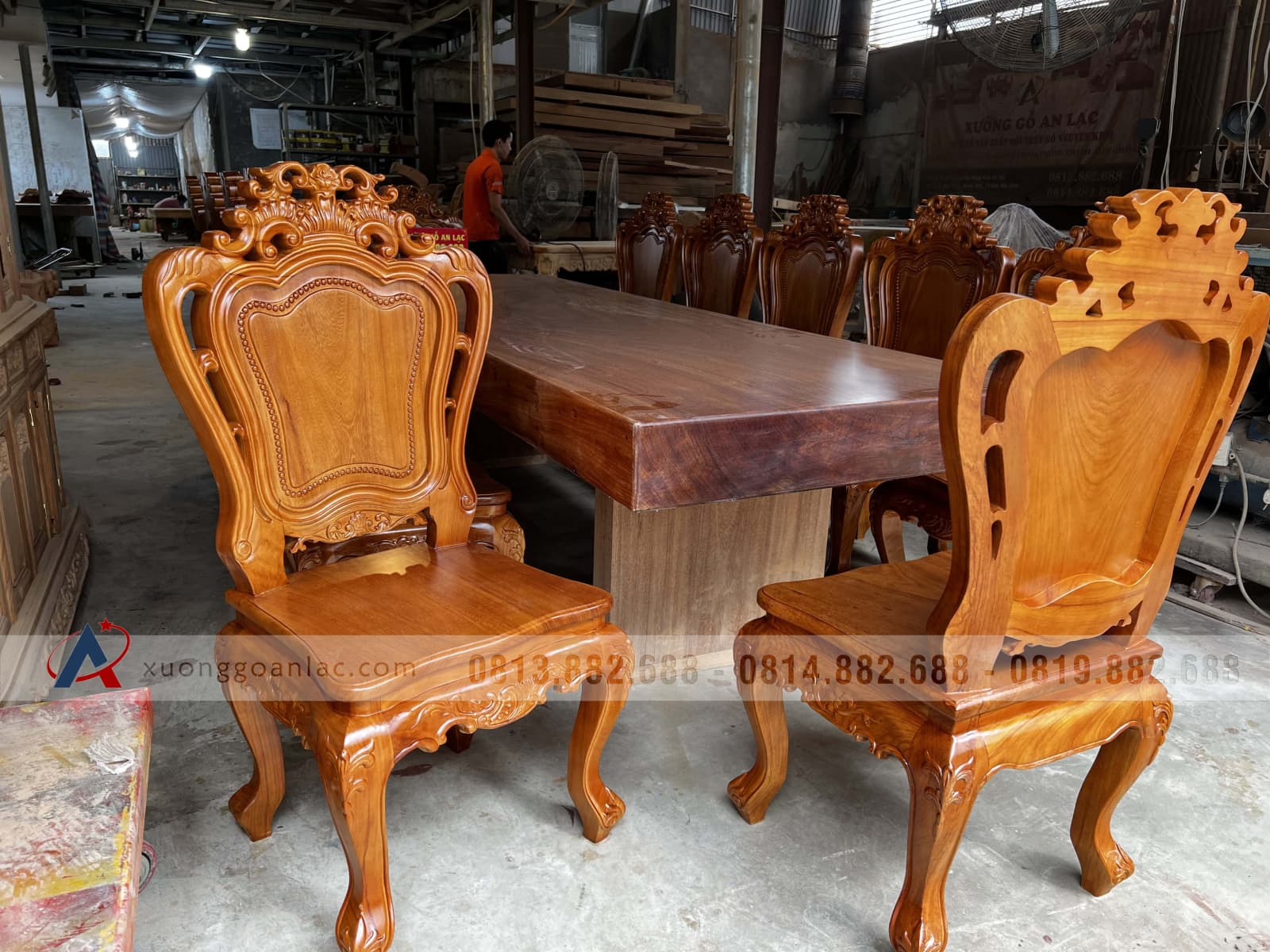 Bộ bàn ăn nguyên khối 300x99x15cm và 12 ghế louis siêu vip (Anh Trường, Khánh Hòa) 20 bàn ăn nguyên khối 12 ghế