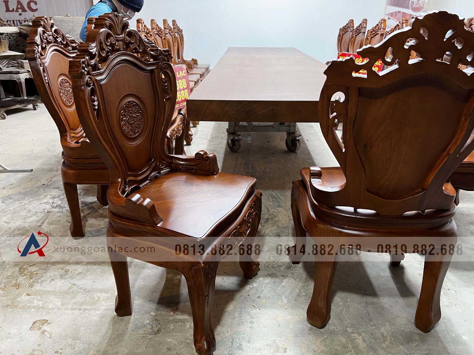 Bộ bàn ăn nguyên khối 4m và 16 ghế louis có tay (Anh Hưởng, Quảng Ninh) 26 ghế louis hoa lá tây có tay gỗ gõ đỏ
