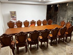 Bộ bàn ăn nguyên khối 4m và 16 ghế louis có tay (Anh Hưởng, Quảng Ninh) 18 bộ bàn ăn nguyên khối 4m và 16 ghế louis có tay