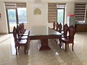 Bàn giao 2 bộ bàn ăn nguyên khối 10 ghế louis có tay gỗ gõ đỏ (Bác Thành, Hà Nam) 29 bàn ăn nguyên khối cao cấp gỗ gõ đỏ tự nhiên phủ PU mà đỏ đô đẳng cấp