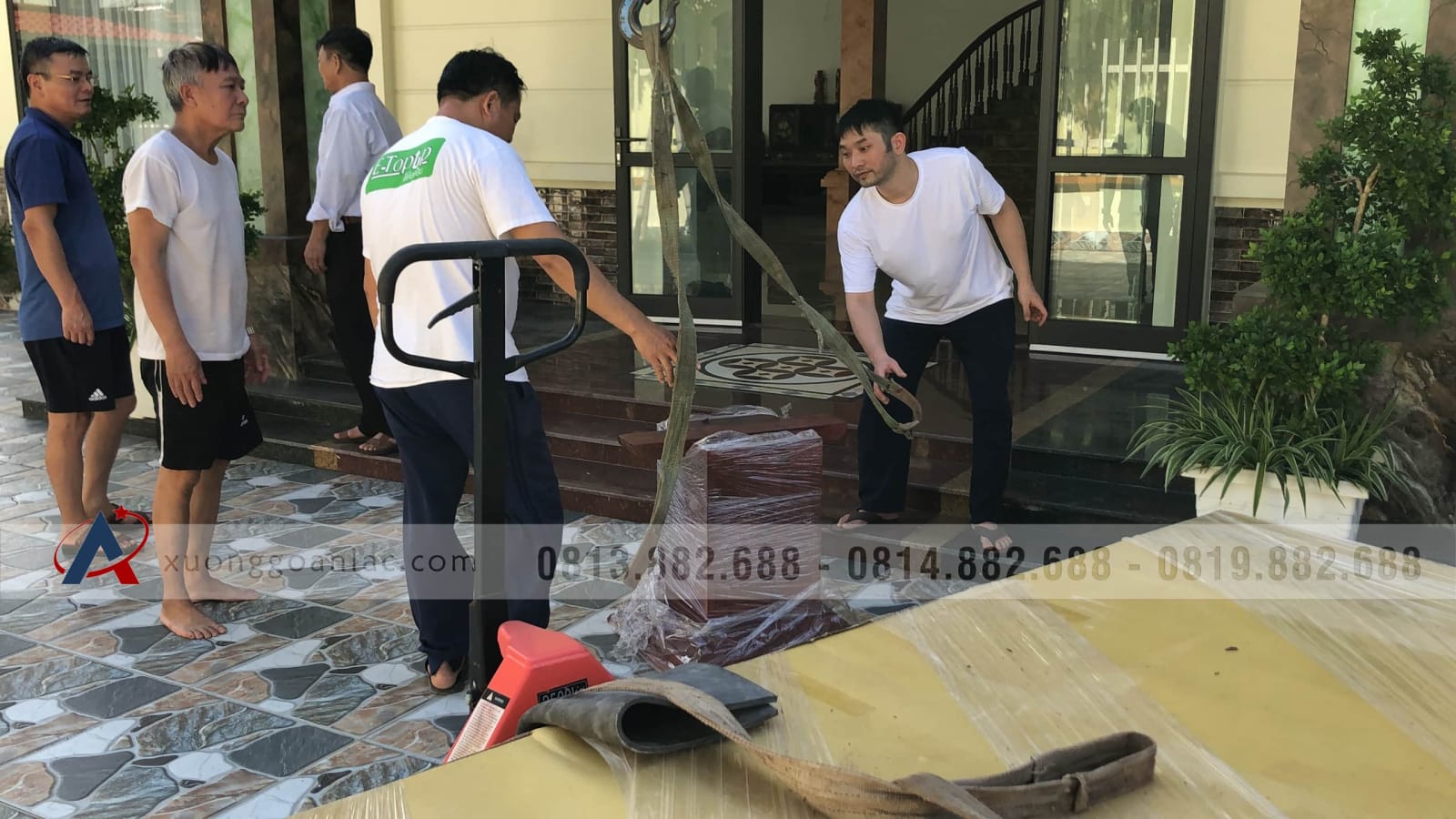 Bàn giao 2 bộ bàn ăn nguyên khối 10 ghế louis có tay gỗ gõ đỏ (Bác Thành, Hà Nam) 3 Bàn giao 2 bộ bàn ăn nguyên khối 10 ghế louis có tay gỗ gõ đỏ (Bác Thành, Hà Nam) - Ảnh 3