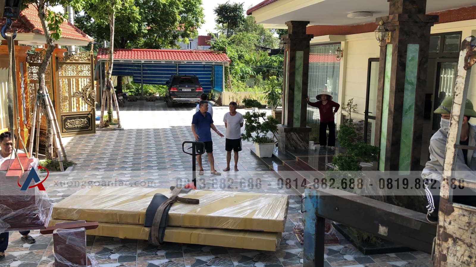 Bàn giao 2 bộ bàn ăn nguyên khối 10 ghế louis có tay gỗ gõ đỏ (Bác Thành, Hà Nam) 2 Bàn giao 2 bộ bàn ăn nguyên khối 10 ghế louis có tay gỗ gõ đỏ (Bác Thành, Hà Nam) - Ảnh 2