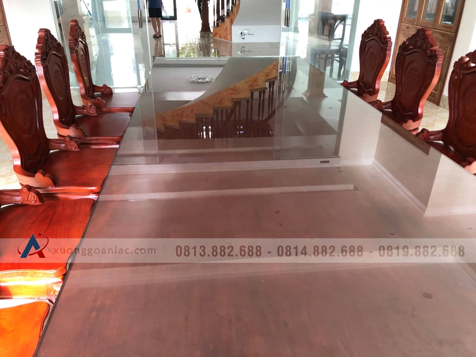 Bàn giao 2 bộ bàn ăn nguyên khối 10 ghế louis có tay gỗ gõ đỏ (Bác Thành, Hà Nam) 6 Bàn giao 2 bộ bàn ăn nguyên khối 10 ghế louis có tay gỗ gõ đỏ (Bác Thành, Hà Nam) - Ảnh 6