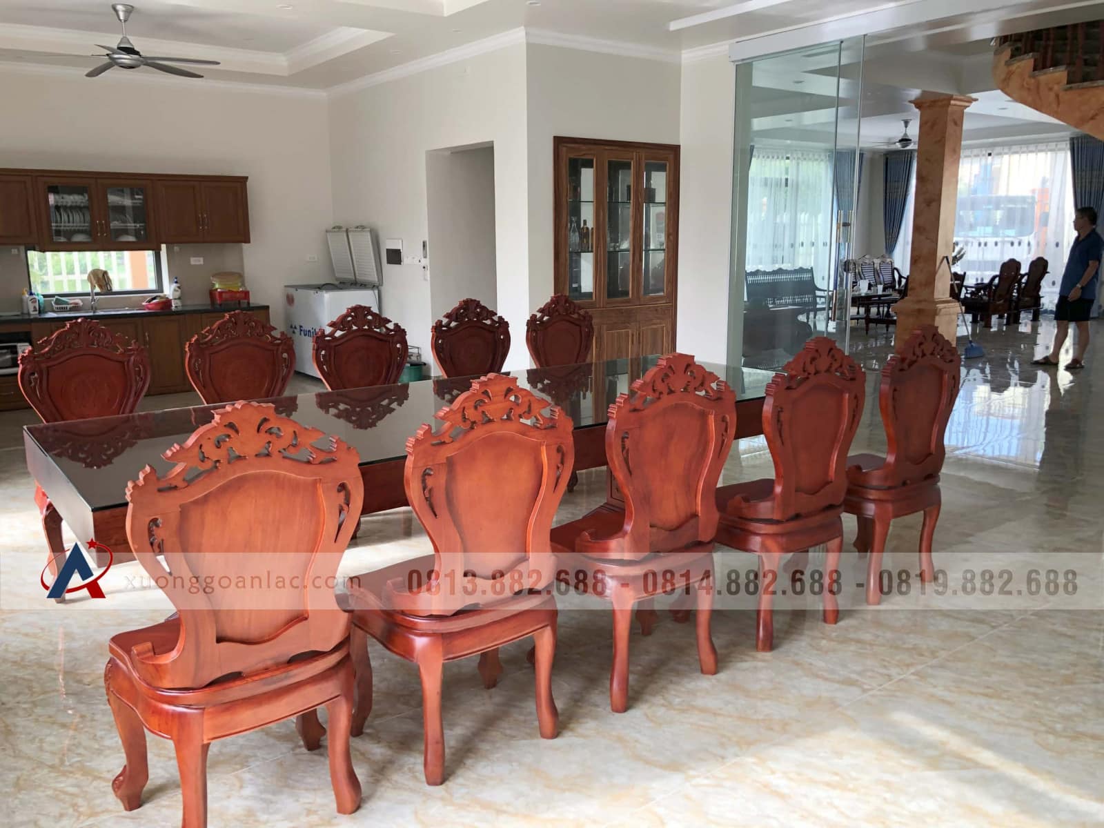 Bàn giao 2 bộ bàn ăn nguyên khối 10 ghế louis có tay gỗ gõ đỏ (Bác Thành, Hà Nam) 44 Bộ bàn ăn 10 ghế vip gỗ gõ đỏ nguyên khối cao cấp