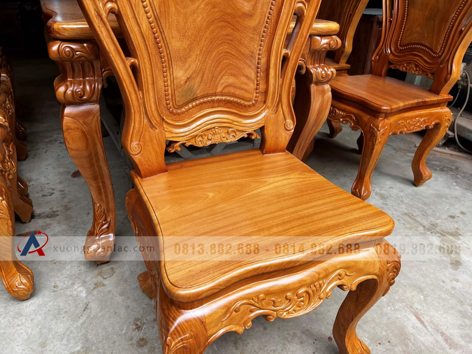Bộ bàn ăn gỗ gõ đỏ 8 ghế louis hoa lá tây đục hai mặt (Chị Quyên, Hà Nội) 11 ghế ăn louis hoàng gia hoa lá tây gỗ gõ đỏ
