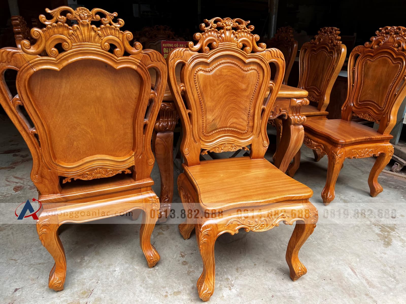 Bộ bàn ăn gỗ gõ đỏ 8 ghế louis hoa lá tây đục hai mặt (Chị Quyên, Hà Nội) 35 ghế ăn louis cao cấp