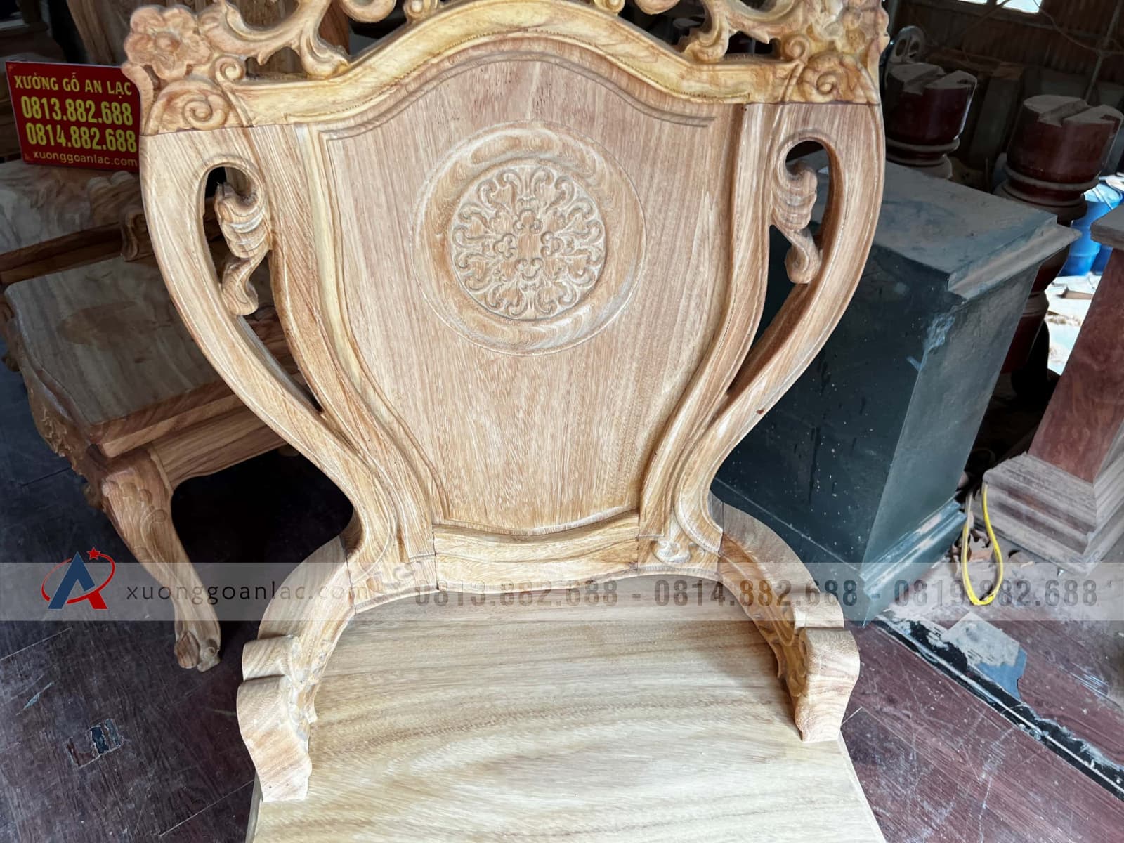 Bàn ăn hoàng gia và 6 ghế louis hoa lá tây có tay đẳng cấp (Anh Trung, Hải Phòng) 11 ghế ăn louis có tay