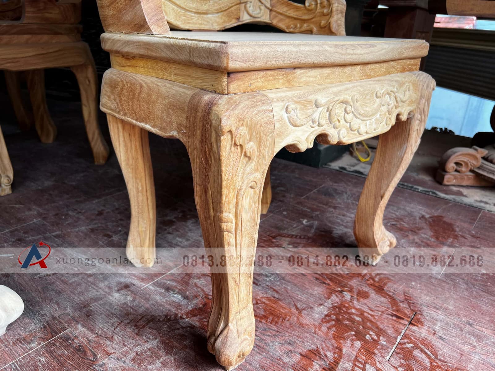 Bàn ăn hoàng gia và 6 ghế louis hoa lá tây có tay đẳng cấp (Anh Trung, Hải Phòng) 13 ghế louis chân cong