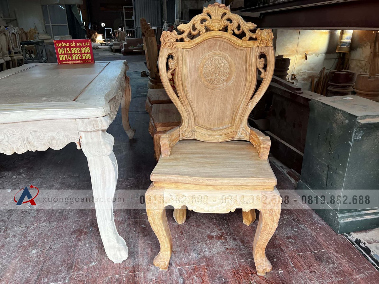 Bàn ăn hoàng gia và 6 ghế louis hoa lá tây có tay đẳng cấp (Anh Trung, Hải Phòng) 31 ghế louis hoa lá tây có tay gỗ gõ đỏ