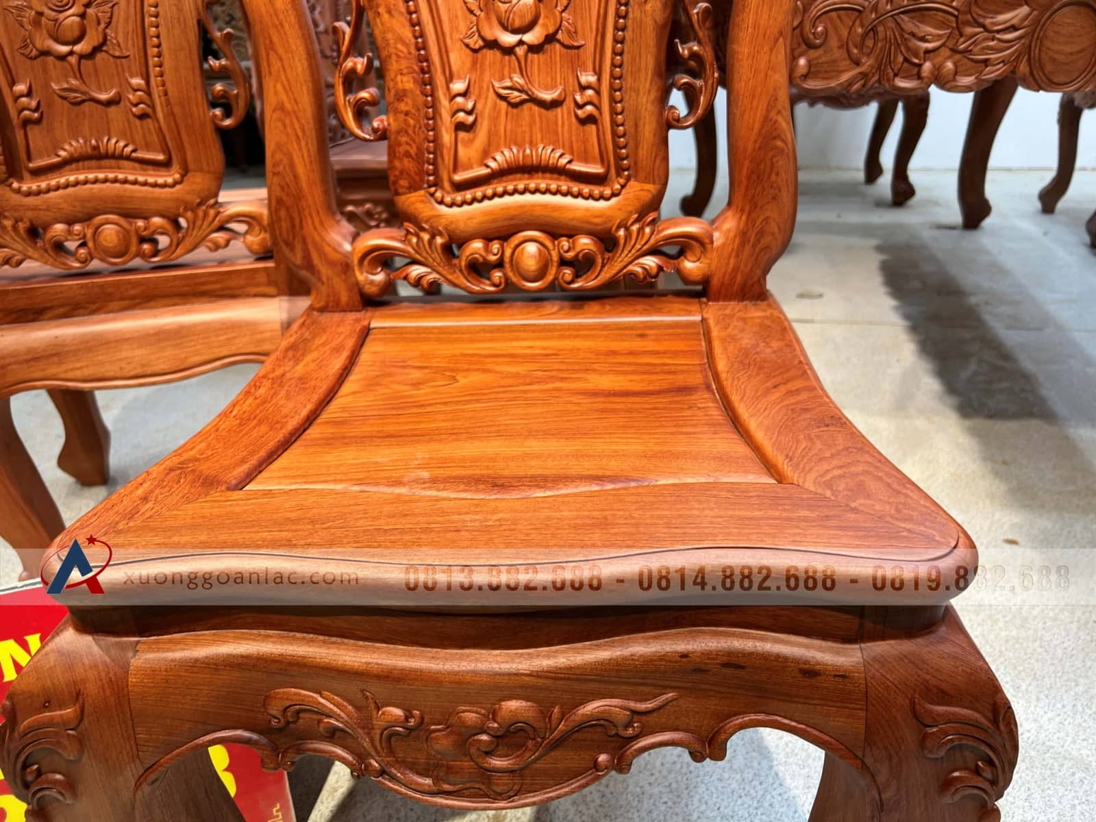 Bộ bàn ăn hoàng gia 10 ghế hồng hạt gỗ hương đá (Bác Lân, Hà Giang) 22 Bộ bàn ăn hoàng gia 10 ghế hồng hạt gỗ hương đá (Bác Lân, Hà Giang) - Ảnh 22