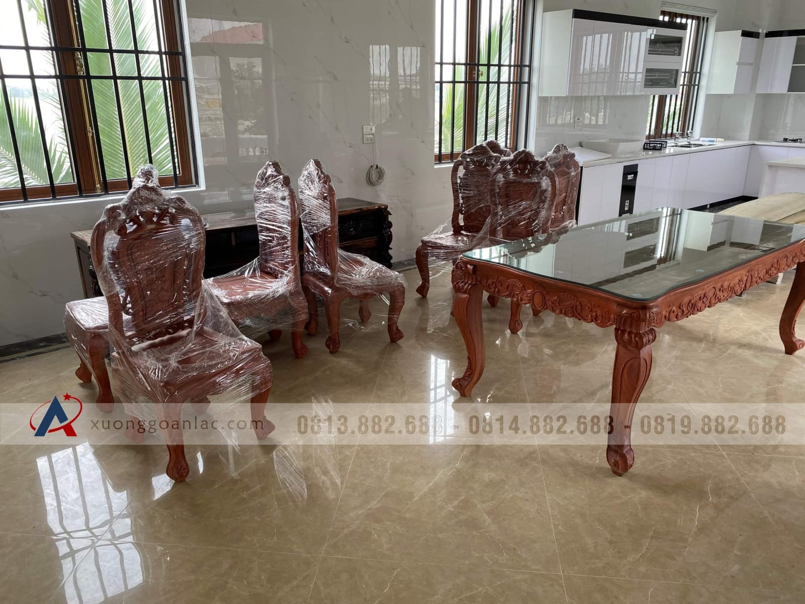 Bộ bàn ăn hoàng gia 10 ghế hồng hạt gỗ hương đá (Bác Lân, Hà Giang) 7 Bộ bàn ăn hoàng gia 10 ghế hồng hạt gỗ hương đá (Bác Lân, Hà Giang) - Ảnh 7