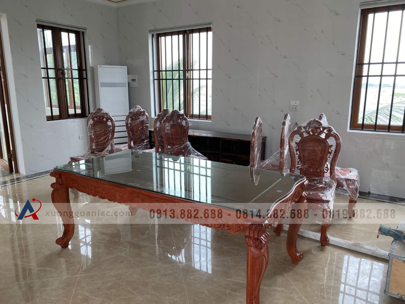Bộ bàn ăn hoàng gia 10 ghế hồng hạt gỗ hương đá (Bác Lân, Hà Giang) 6 Bộ bàn ăn hoàng gia 10 ghế hồng hạt gỗ hương đá (Bác Lân, Hà Giang) - Ảnh 6