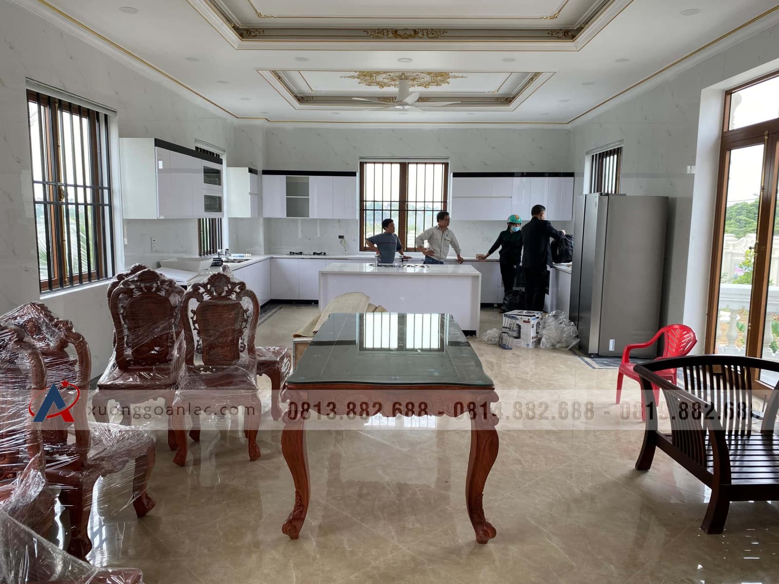 Bộ bàn ăn hoàng gia 10 ghế hồng hạt gỗ hương đá (Bác Lân, Hà Giang) 8 Bộ bàn ăn hoàng gia 10 ghế hồng hạt gỗ hương đá (Bác Lân, Hà Giang) - Ảnh 8
