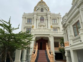 Bộ bàn ăn hoàng gia 10 ghế hồng hạt gỗ hương đá (Bác Lân, Hà Giang) 25 nhà khách hàng mua bàn ghế ăn