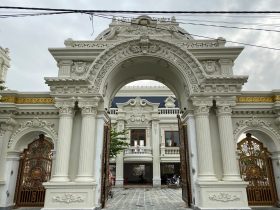 Bộ bàn ăn hoàng gia 10 ghế hồng hạt gỗ hương đá (Bác Lân, Hà Giang) 26 cổng nhà khách hàng bàn ghế ăn