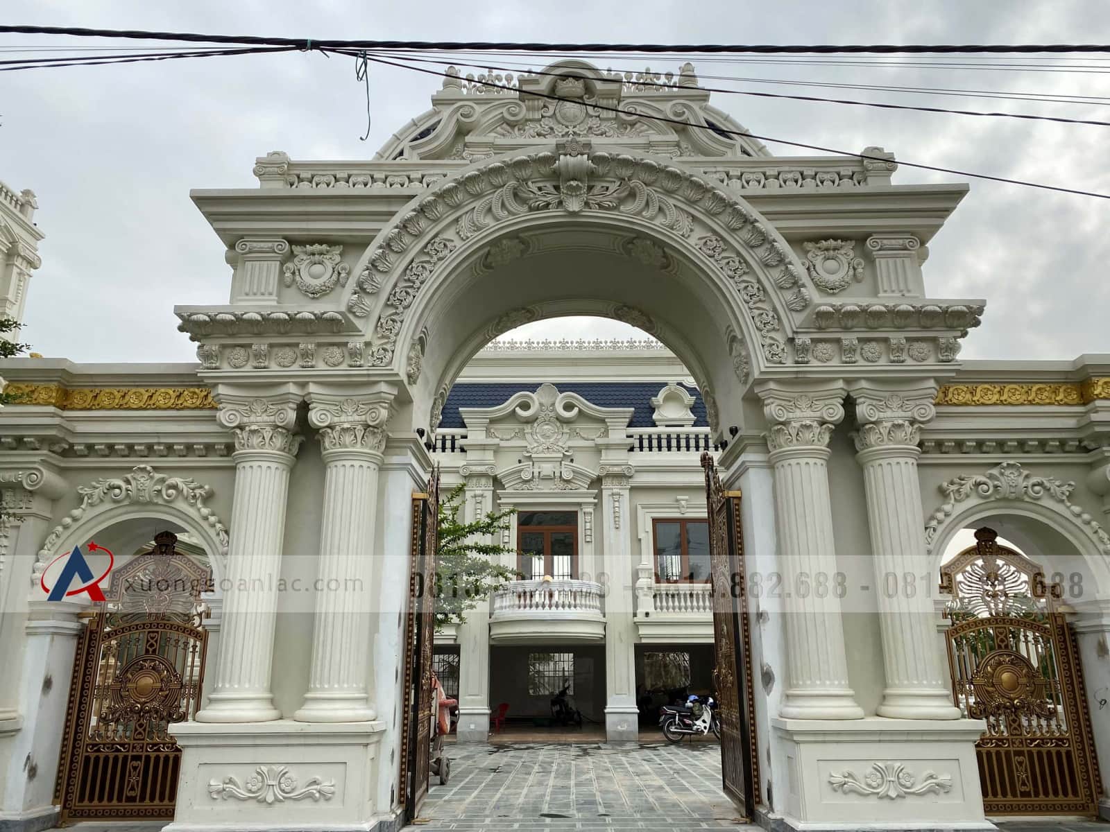 Bộ bàn ăn hoàng gia 10 ghế hồng hạt gỗ hương đá (Bác Lân, Hà Giang) 3 cổng nhà khách hàng bàn ghế ăn
