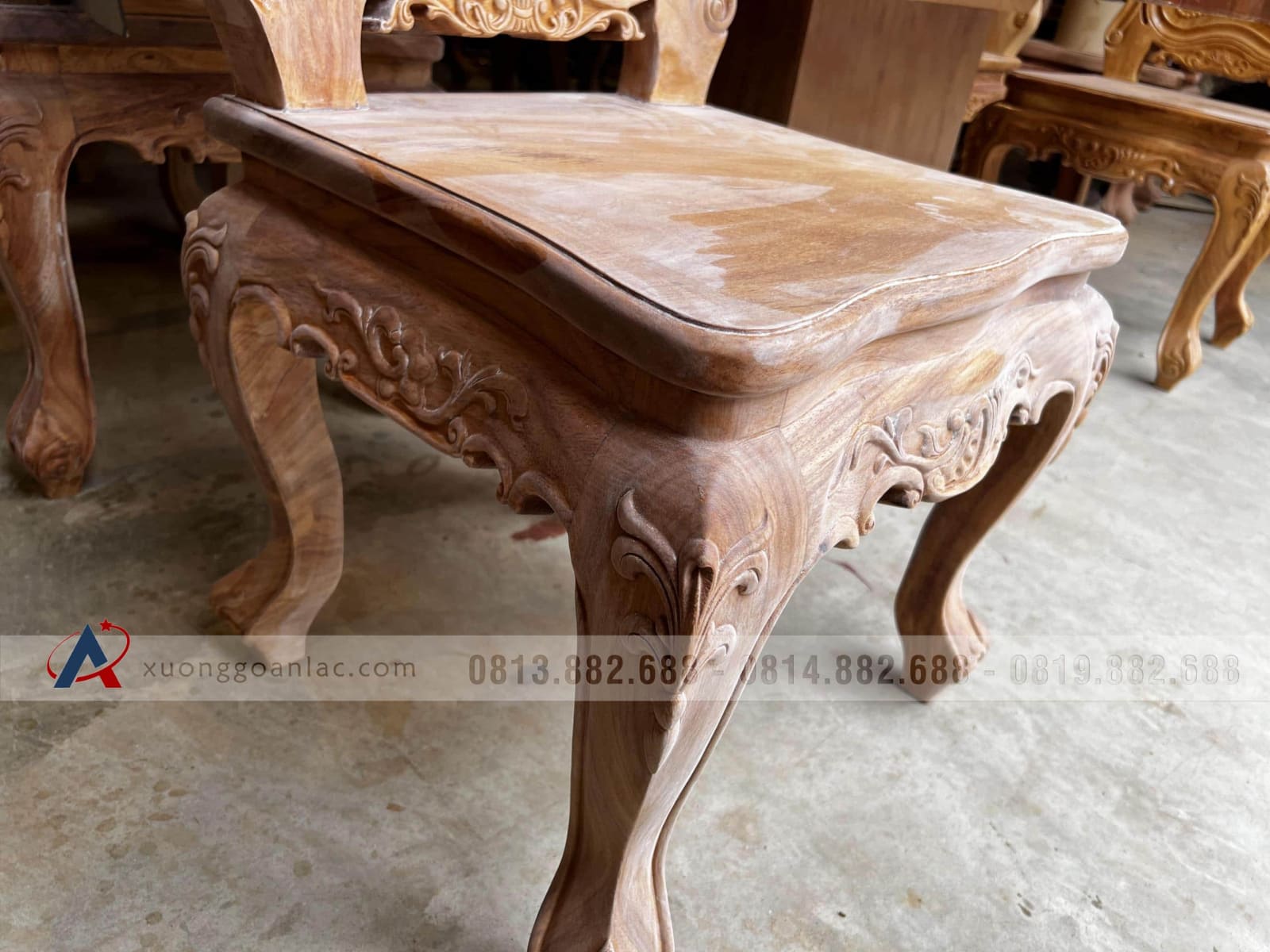 Nguyên mộc bộ bàn ăn nguyên khối 10 ghế louis hoa lá tây (Anh Bình, Bắc Giang) 12 mẫu ghế louis cao cấp