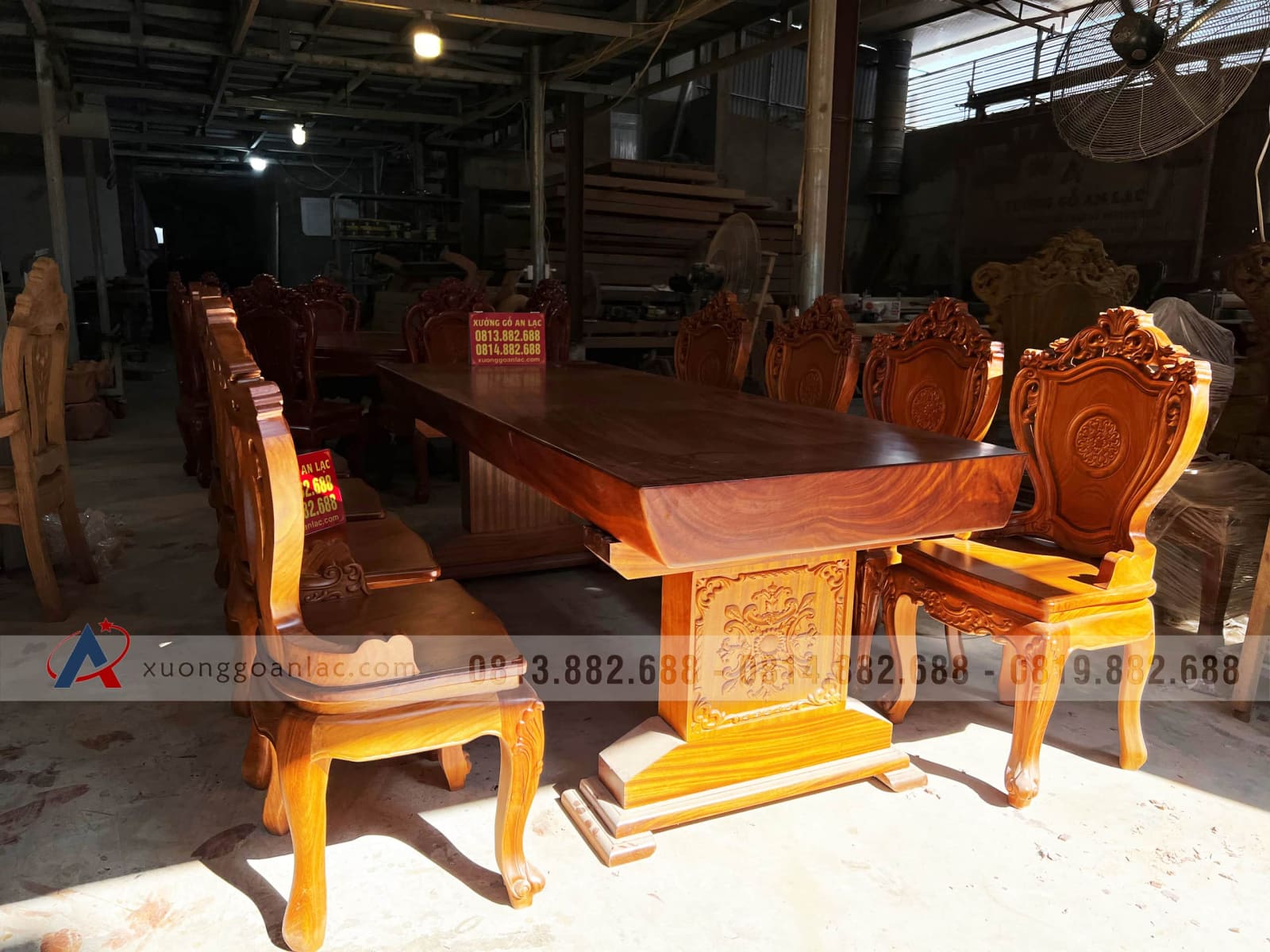 Bộ bàn ăn nguyên khối 8 ghế louis gỗ gõ đỏ (Anh Kỳ, Bắc Giang) 2 Bộ bàn ăn nguyên khối 8 ghế louis gỗ gõ đỏ (Anh Kỳ, Bắc Giang) - Ảnh 2