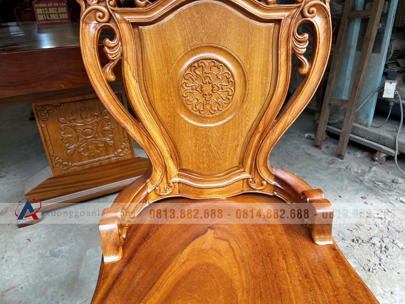 Bộ bàn ăn nguyên khối 8 ghế louis gỗ gõ đỏ (Anh Kỳ, Bắc Giang) 11 Bộ bàn ăn nguyên khối 8 ghế louis gỗ gõ đỏ (Anh Kỳ, Bắc Giang) - Ảnh 11