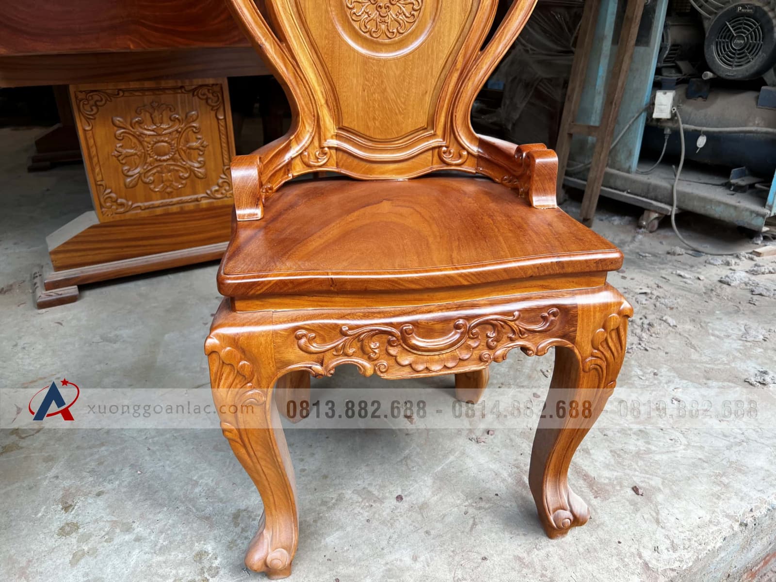 Bộ bàn ăn nguyên khối 8 ghế louis gỗ gõ đỏ (Anh Kỳ, Bắc Giang) 12 Bộ bàn ăn nguyên khối 8 ghế louis gỗ gõ đỏ (Anh Kỳ, Bắc Giang) - Ảnh 12