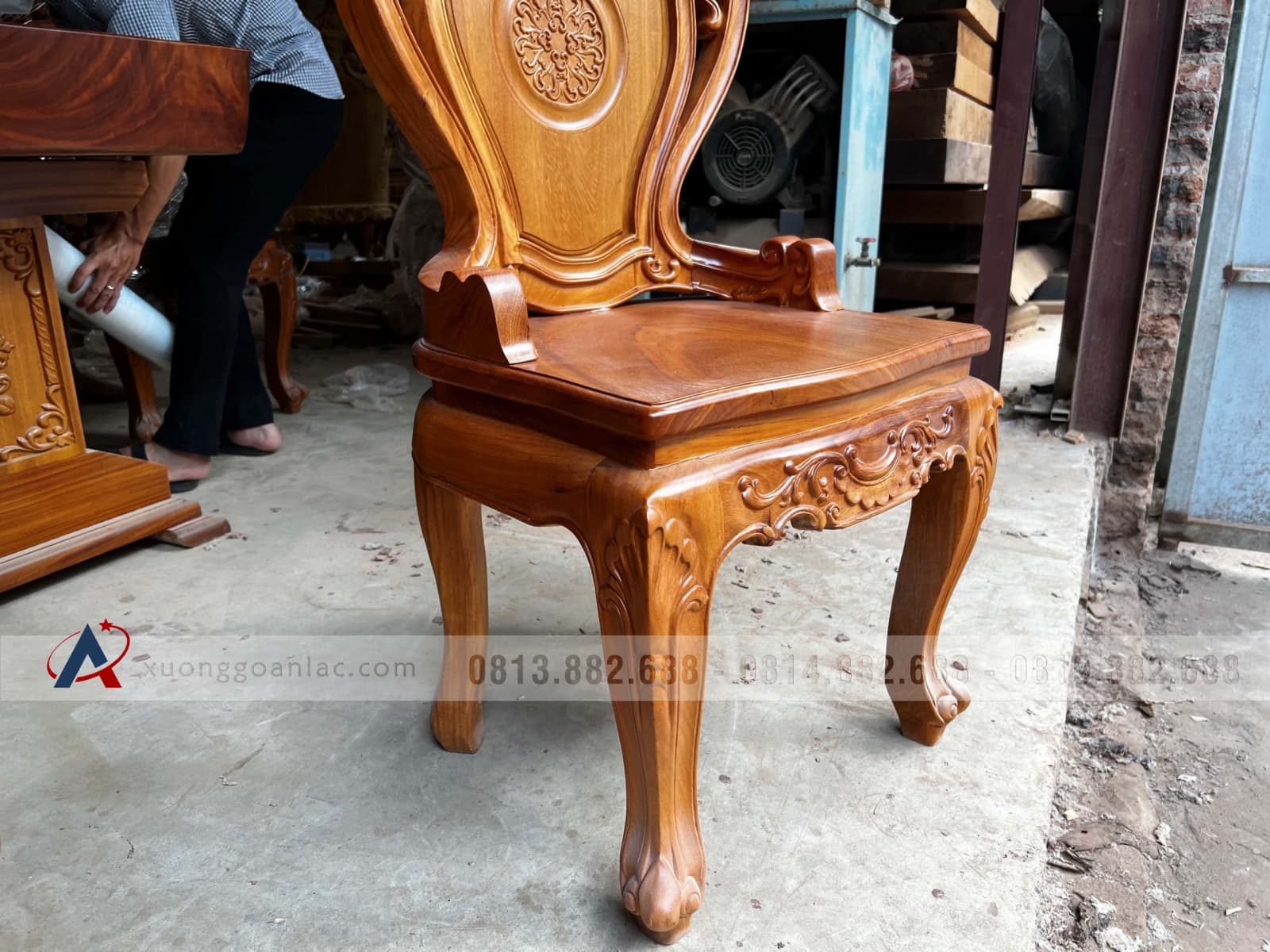 Bộ bàn ăn nguyên khối 8 ghế louis gỗ gõ đỏ (Anh Kỳ, Bắc Giang) 13 Bộ bàn ăn nguyên khối 8 ghế louis gỗ gõ đỏ (Anh Kỳ, Bắc Giang) - Ảnh 13