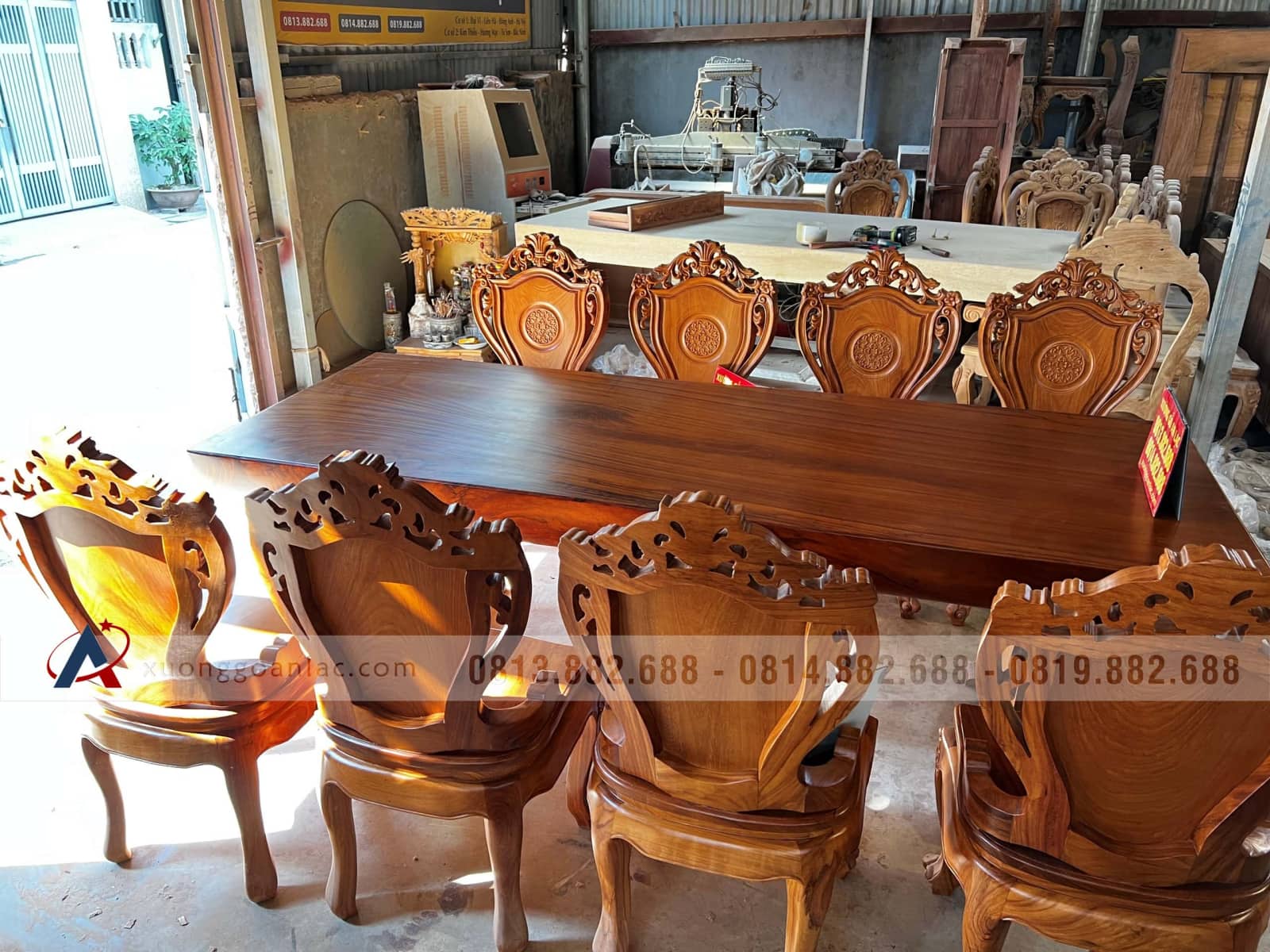 Bộ bàn ăn nguyên khối 8 ghế louis gỗ gõ đỏ (Anh Kỳ, Bắc Giang) 34 bàn ghế gỗ nguyên khối 8 ghế louis hoàng gia