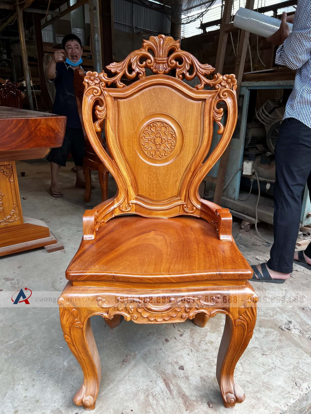 Bộ bàn ăn nguyên khối 8 ghế louis gỗ gõ đỏ (Anh Kỳ, Bắc Giang) 31 Ghế louis có tay gỗ gõ đỏ cao cấp