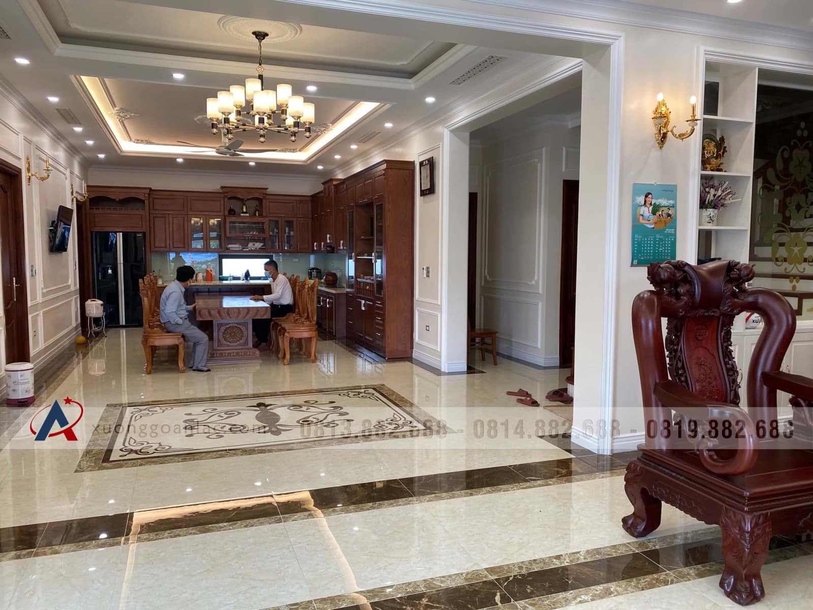 Bộ bàn ăn nguyên khối 10 ghế louis hoa lan tây có tay gỗ gõ đỏ (Anh Tiến,Thanh Hóa) 20 bàn ăn gỗ nguyên khối cho căn bếp rộng