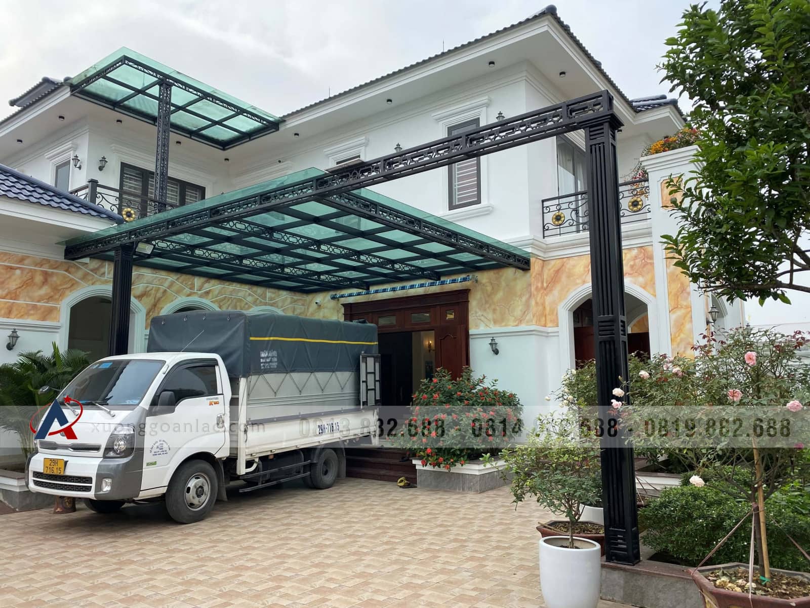 Bộ bàn ăn nguyên khối 10 ghế louis hoa lan tây có tay gỗ gõ đỏ (Anh Tiến,Thanh Hóa) 8 biệt thự nhà khách hàng mua bàn ghế