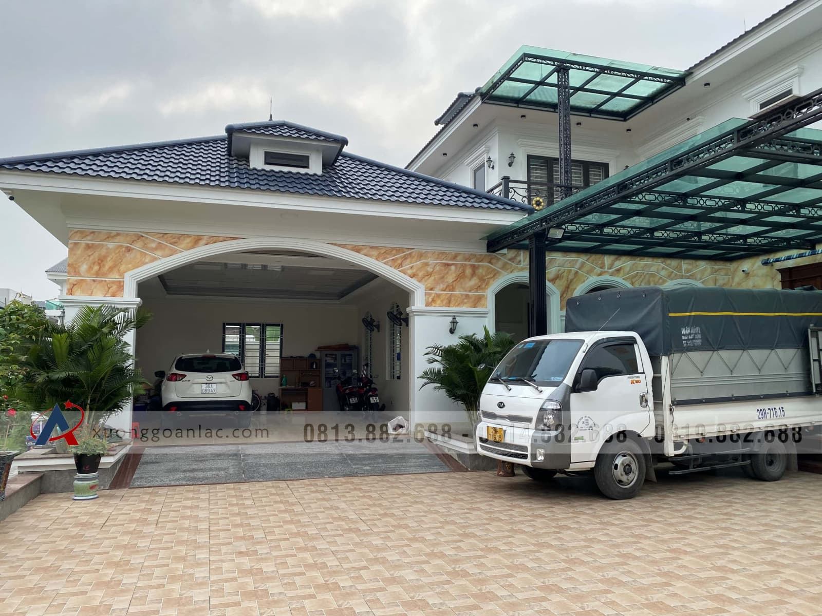 Bộ bàn ăn nguyên khối 10 ghế louis hoa lan tây có tay gỗ gõ đỏ (Anh Tiến,Thanh Hóa) 9 biệt thự gia đình khách hàng mua bàn ghế ăn của xưởng gỗ an lạc