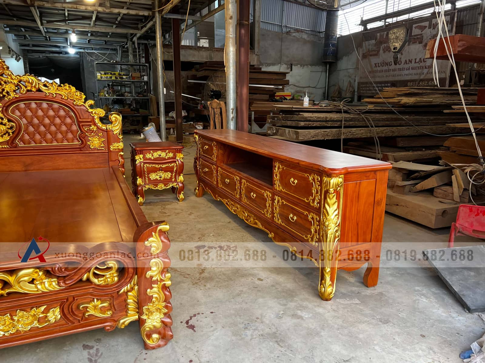 Kệ tivi Hoàng gia 2m4 gỗ gõ đỏ dát vàng đẳng cấp (anh Tuấn, Lương Sơn) 16 mẫu kệ tivi gỗ gõ đỏ đục tay họa tiết hoàng gia dát vàng đẳng cấp