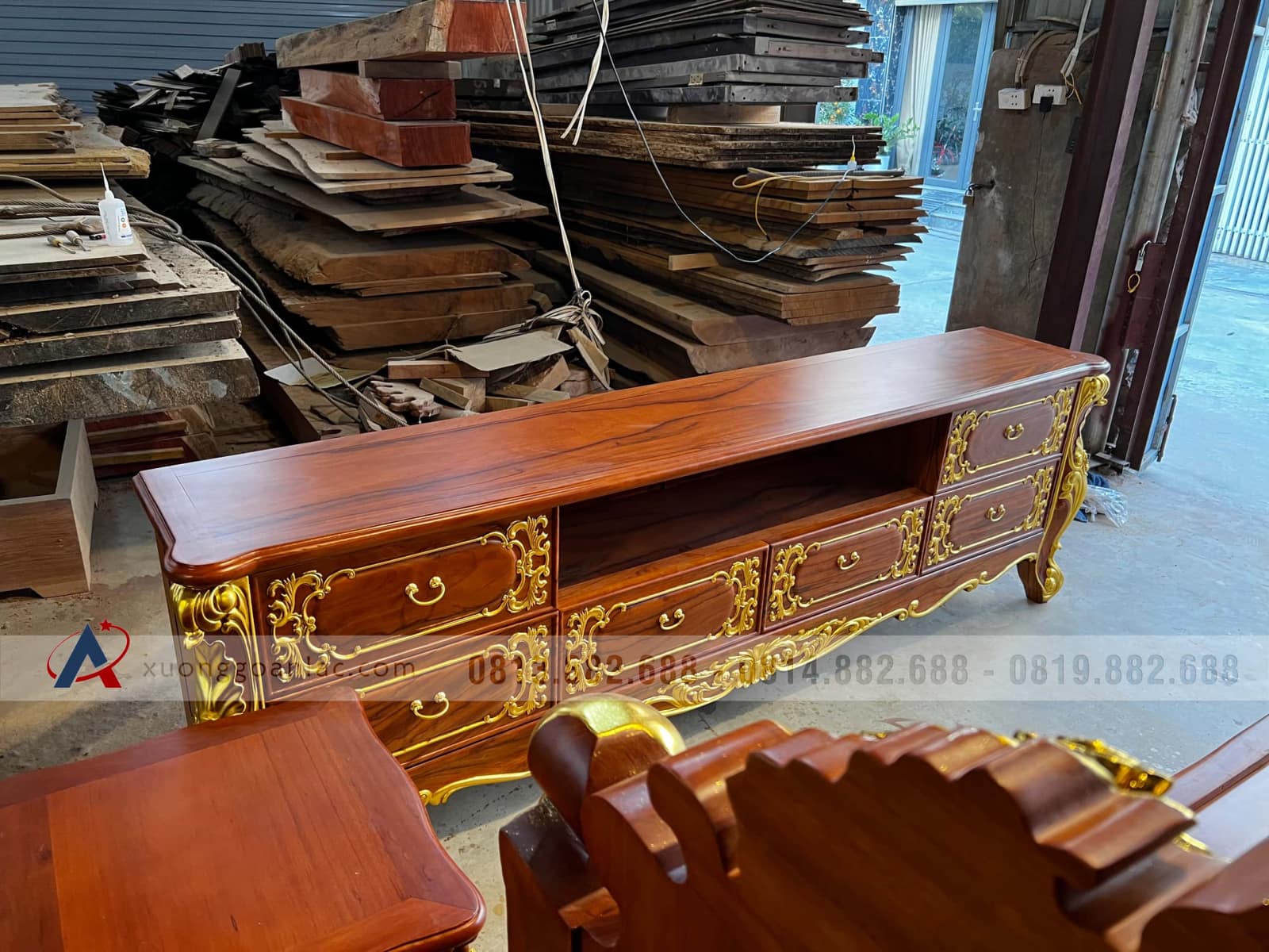 Kệ tivi Hoàng gia 2m4 gỗ gõ đỏ dát vàng đẳng cấp (anh Tuấn, Lương Sơn) 13 kệ tivi gỗ gõ đỏ dát vàng đài loan