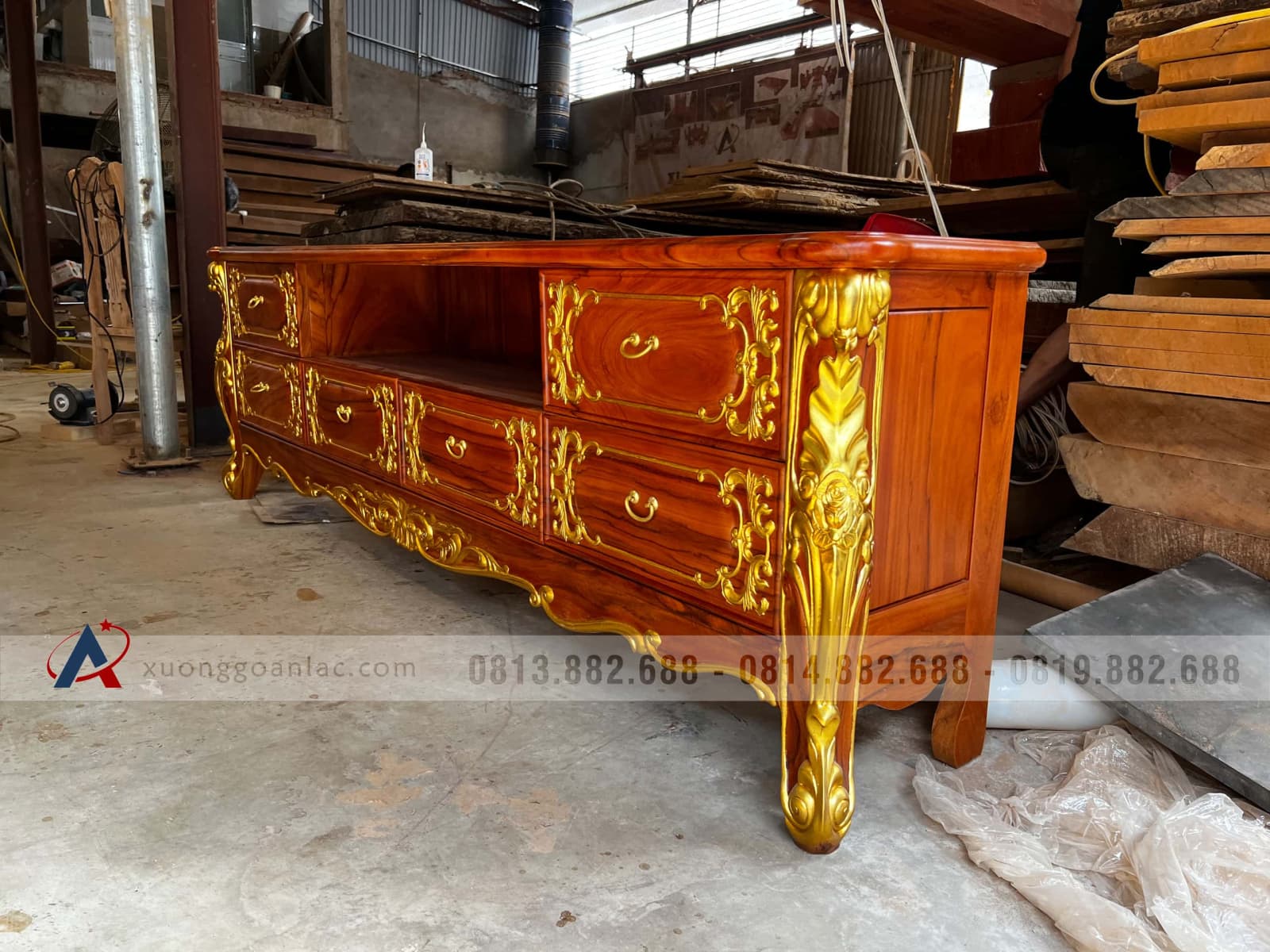 Kệ tivi Hoàng gia 2m4 gỗ gõ đỏ dát vàng đẳng cấp (anh Tuấn, Lương Sơn) 14 kệ tivi gỗ gõ đỏ đục tay dát vàng đẳng cấp
