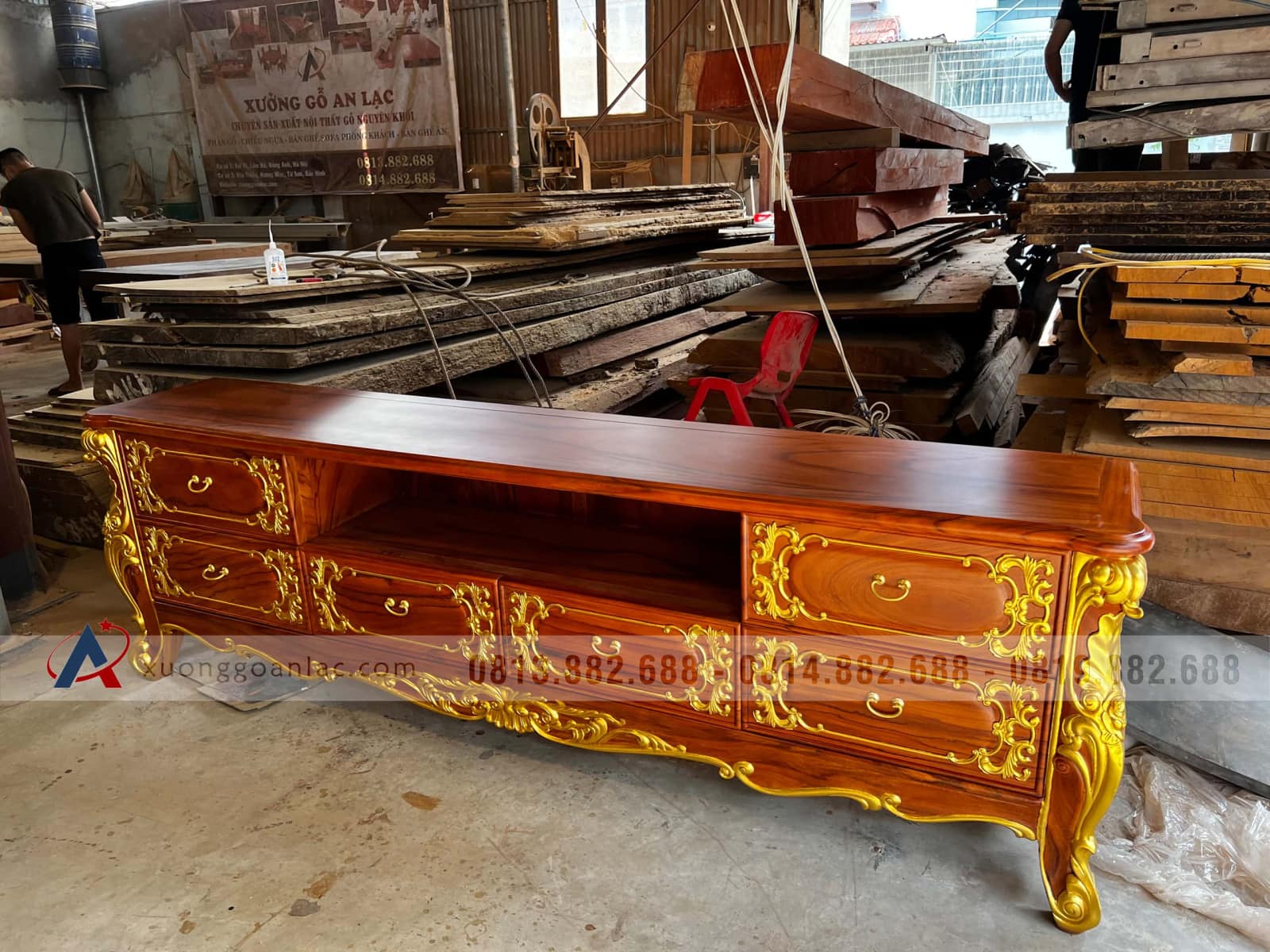 Kệ tivi Hoàng gia 2m4 gỗ gõ đỏ dát vàng đẳng cấp (anh Tuấn, Lương Sơn) 12 Kệ tivi Hoàng gia gỗ gõ đỏ dát vàng đẳng cấp