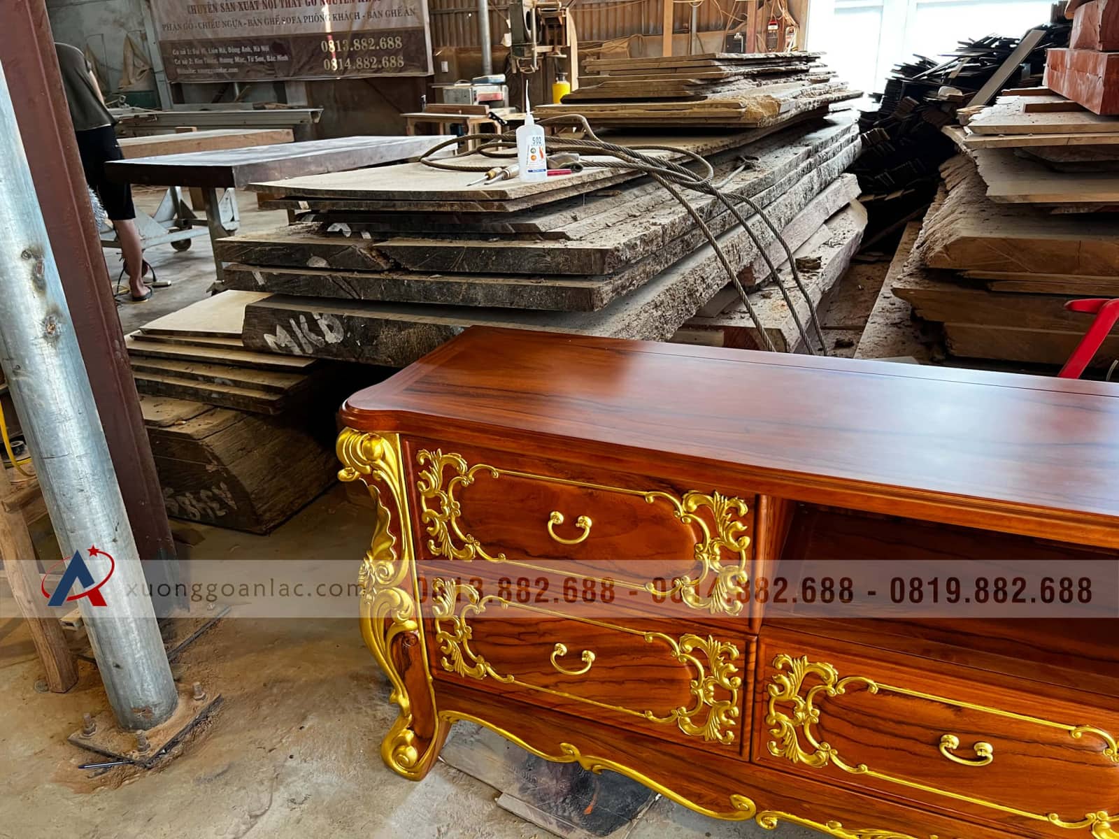 Kệ tivi Hoàng gia 2m4 gỗ gõ đỏ dát vàng đẳng cấp (anh Tuấn, Lương Sơn) 15 mẫu kệ tivi hoàng gia dát vàng đẳng cấp
