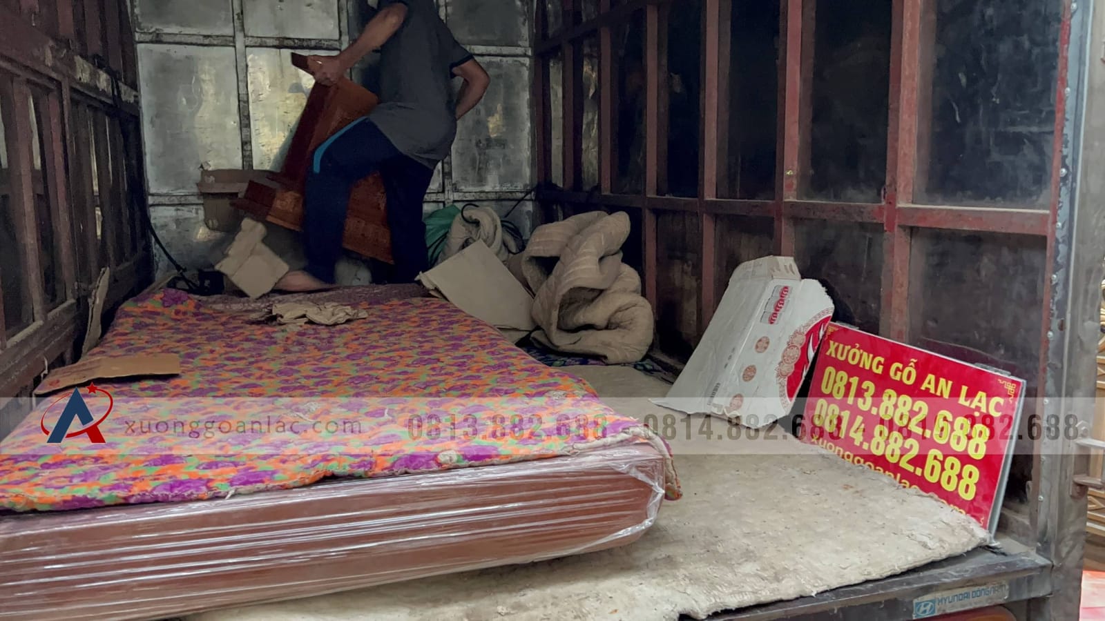 Bộ bàn ăn nguyên khối và 10 ghế louis hoa lá tây (Anh Vũ, Đông Anh, Hà Nội) 21 Bộ bàn ăn nguyên khối và 10 ghế louis hoa lá tây (Anh Vũ, Đông Anh, Hà Nội) - Ảnh 21